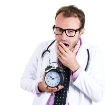 Médecin fatigué et heures supplémentaires