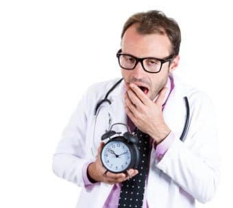 Médecin fatigué et heures supplémentaires